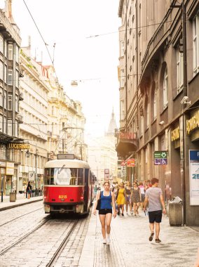 PRAG, CZECHIA - 25 Haziran 2016: Prag Şehir Merkezi. Prag, Çek Cumhuriyeti 'nde Kızıl tramvay).