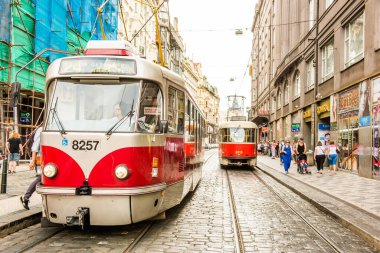 PRAG, CZECHIA - 25 Haziran 2016: Prag Şehir Merkezi. Prag, Çek Cumhuriyeti 'nde Kızıl tramvay).