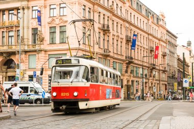 PRAG, CZECHIA - 25 Haziran 2016: Prag Şehir Merkezi. Prag, Çek Cumhuriyeti 'nde Kızıl tramvay).