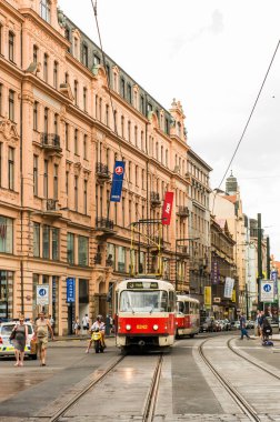 PRAG, CZECHIA - 25 Haziran 2016: Prag Şehir Merkezi. Prag, Çek Cumhuriyeti 'nde Kızıl tramvay).