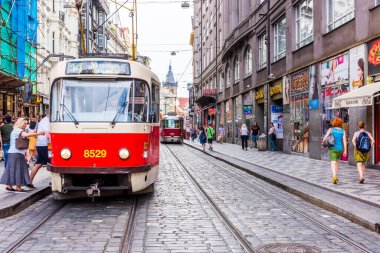PRAG, CZECHIA - 25 Haziran 2016: Prag Şehir Merkezi. Prag, Çek Cumhuriyeti 'nde Kızıl tramvay).