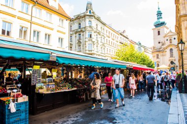 PRAG, CZECH Cumhuriyet - 25 Haziran 2016: Havel 'in Pazarı (Havelske Trziste). Prag 'ın merkezinde kalıcı olarak işaretlenmiş. Piyasa 1232 'den beri sürekli açık. Prag, Çek Cumhuriyeti.