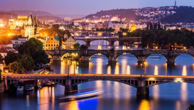 PRAG, CZECHIA. Prag şehri ve Vltava Nehri gün batımında. Çek Cumhuriyeti (Çek Cumhuriyeti)).