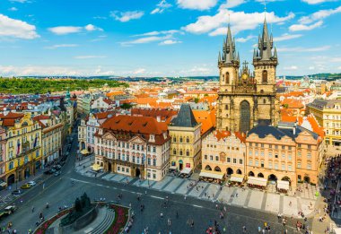 PRAG, CZECHIA - 25 Haziran 2016: Çek Cumhuriyeti 'nin başkenti Prag' ın Eski Şehir Meydanı. Wenceslas Meydanı ile Charles Köprüsü arasında yer almaktadır..