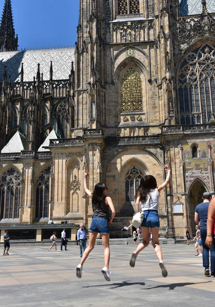 Prague Τσεχικη Δημοκρατια Ιουνιου 2016 Τουριστικά Κορίτσια Πηδούν Μπροστά Από — Φωτογραφία Αρχείου