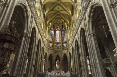 Prag Kalesi 'ndeki St. Vitus Katedrali' nin içi. Prag, Çek Cumhuriyeti.