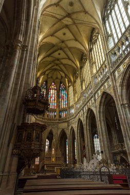 Prag Kalesi 'ndeki St. Vitus Katedrali' nin içi. Prag, Çek Cumhuriyeti.
