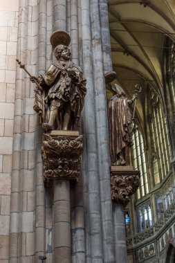 Prag Kalesi 'ndeki St. Vitus Katedrali' nin içi. Prag, Çek Cumhuriyeti.