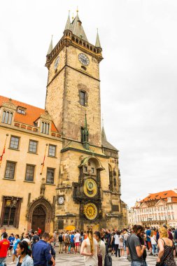 PRAG, CZECH Cumhuriyet - 25 Haziran 2016: Çek Cumhuriyeti Prag 'daki Eski Kasaba Meydanı' nda Tarihi Ortaçağ Astronomik Saati.