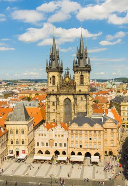 PRAG, CZECH Cumhuriyet - 25 HAZİRAN 2016: Tyn 'dan önce Meryem Kilisesi. Eski Şehir Meydanı, Prag, Çek Cumhuriyeti.