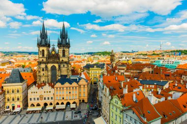 PRAG, CZECH Cumhuriyet - 25 HAZİRAN 2016: Tyn 'dan önce Meryem Kilisesi. Eski Şehir Meydanı, Prag, Çek Cumhuriyeti.