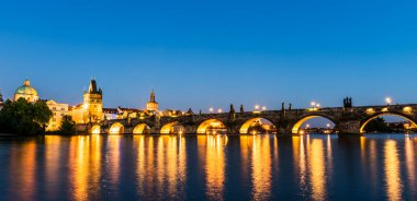 PRAG, CZECH Cumhuriyet - 25 Haziran 2016: Çek Cumhuriyeti Prag 'da Charles Köprüsü ve Vltava Nehri.