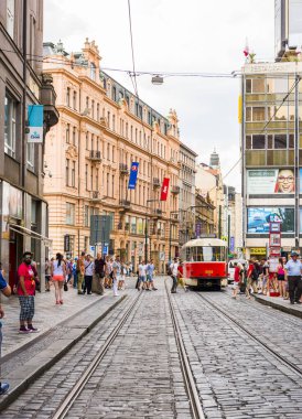PRAG, CZECH Cumhuriyet - 25 Haziran 2016: Prag Şehir Merkezi. Çek Cumhuriyeti Prag 'da kırmızı tramvay.