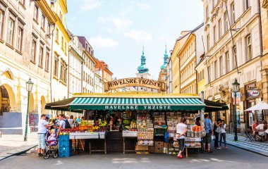 PRAG, CZECH Cumhuriyet - 25 Haziran 2016: Havel 'in Pazarı (Havelske Trziste). Prag 'ın merkezinde kalıcı olarak işaretlenmiş. Piyasa 1232 'den beri sürekli açık. Prag, Çek Cumhuriyeti.