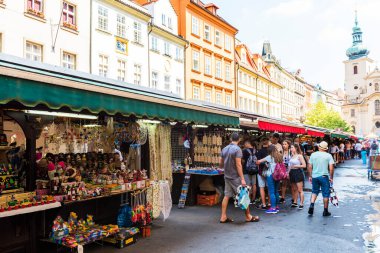 PRAG, CZECH Cumhuriyet - 25 Haziran 2016: Havel 'in Pazarı (Havelske Trziste). Prag 'ın merkezinde kalıcı olarak işaretlenmiş. Piyasa 1232 'den beri sürekli açık. Prag, Çek Cumhuriyeti.