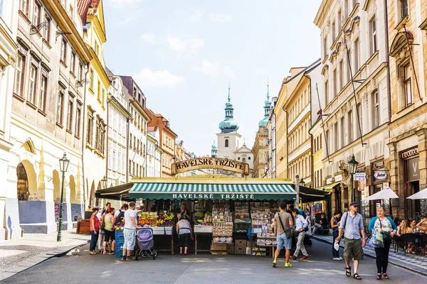 PRAG, CZECH Cumhuriyet - 25 Haziran 2016: Havel 'in Pazarı (Havelske Trziste). Prag 'ın merkezinde kalıcı olarak işaretlenmiş. Piyasa 1232 'den beri sürekli açık. Prag, Çek Cumhuriyeti.