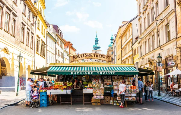 PRAG, CZECH Cumhuriyet - 25 Haziran 2016: Havel 'in Pazarı (Havelske Trziste). Prag 'ın merkezinde kalıcı olarak işaretlenmiş. Piyasa 1232 'den beri sürekli açık. Prag, Çek Cumhuriyeti.