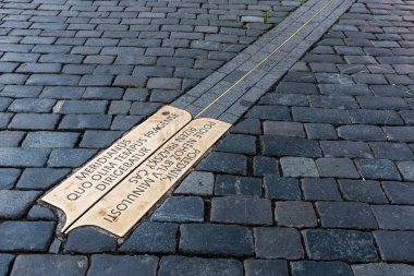 PRAG, CZECH Cumhuriyet - 25 Haziran 2016: Prag Meridyeni Eski Şehir Meydanı 'nda. Prag, Çek Cumhuriyeti.