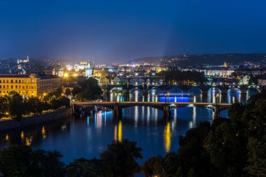 Günbatımında Prag şehir manzarası. Çek Cumhuriyeti.