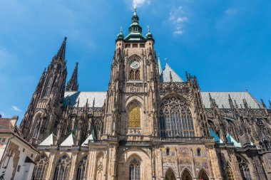Prag Kalesi 'ndeki St. Vitus Katedrali. Bu katedral Gotik mimarinin mükemmel bir örneğidir ve ülkedeki en büyük ve en önemli kilisedir. Prag, Çek Cumhuriyeti.