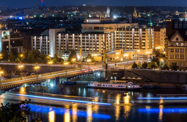 PRAG, CZECH Cumhuriyet - 25 Haziran 2016: Günbatımında şehir manzaralı Intercontinental Hotel Prag. Prag, Çek Cumhuriyeti.