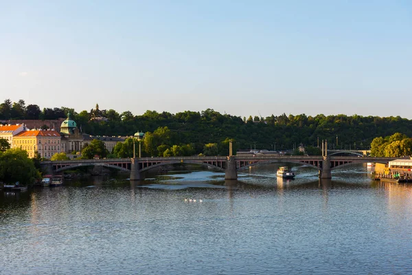 Czech Republic 2016年6月25日チェコ プラハのヴルタヴァ川に架かる橋 — ストック写真