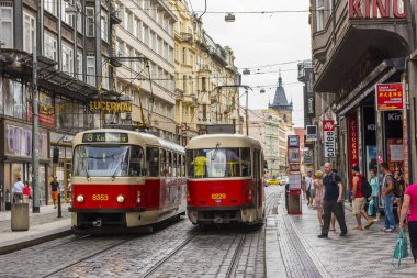 PRAG, CZECH Cumhuriyet - 25 Haziran 2016: Prag Şehir Merkezi. Çek Cumhuriyeti Prag 'da kırmızı tramvay.