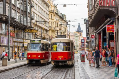 PRAG, CZECH Cumhuriyet - 25 Haziran 2016: Prag Şehir Merkezi. Çek Cumhuriyeti Prag 'da kırmızı tramvay.