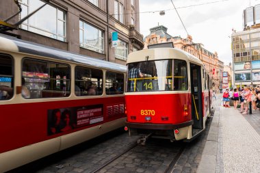PRAG, CZECH Cumhuriyet - 25 Haziran 2016: Prag Şehir Merkezi. Çek Cumhuriyeti Prag 'da kırmızı tramvay.