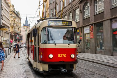 PRAG, CZECH Cumhuriyet - 25 Haziran 2016: Prag Şehir Merkezi. Çek Cumhuriyeti Prag 'da kırmızı tramvay.
