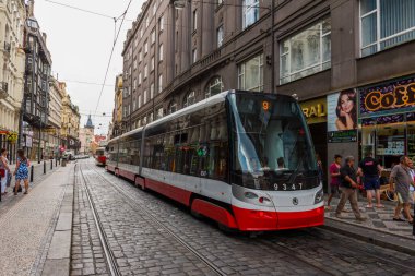 PRAG, CZECH Cumhuriyet - 25 Haziran 2016: Prag Şehir Merkezi. Çek Cumhuriyeti Prag 'da kırmızı tramvay.