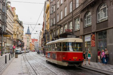 PRAG, CZECH Cumhuriyet - 25 Haziran 2016: Prag Şehir Merkezi. Çek Cumhuriyeti Prag 'da kırmızı tramvay.