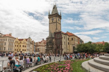 PRAG, CZECH Cumhuriyet - 25 Haziran 2016: Tyn 'dan önce Old Town Square, Astronomik Saat ve Our Lady Kilisesi. Prag, Çek Cumhuriyeti.