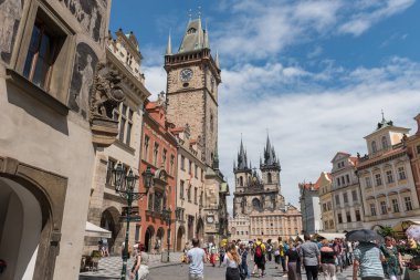PRAG, CZECH Cumhuriyet - 25 Haziran 2016: Tyn 'dan önce Old Town Square, Astronomik Saat ve Our Lady Kilisesi. Prag, Çek Cumhuriyeti.