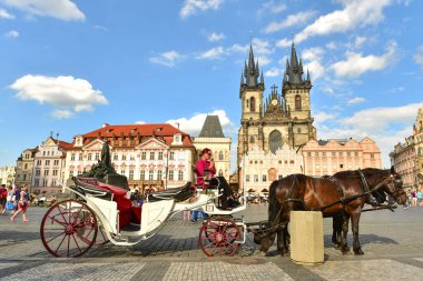 PRAG, CZECH Cumhuriyet - 25 Haziran 2016: Tyn 'dan önce Old Town Square, Astronomik Saat ve Our Lady Kilisesi. Prag, Çek Cumhuriyeti.