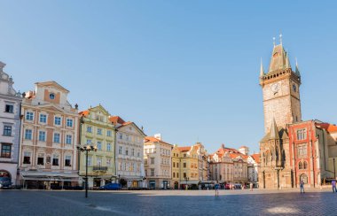 PRAG, CZECH Cumhuriyet - 25 Haziran 2016: Tyn 'dan önce Old Town Square, Astronomik Saat ve Our Lady Kilisesi. Prag, Çek Cumhuriyeti.