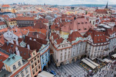 PRAG, CZECH Cumhuriyet - 25 Haziran 2016: Tyn 'dan önce Old Town Square, Astronomik Saat ve Our Lady Kilisesi. Prag, Çek Cumhuriyeti.