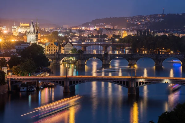 Gün batımında Vltava Nehri ve Prag şehir manzarası. Çek Cumhuriyeti.