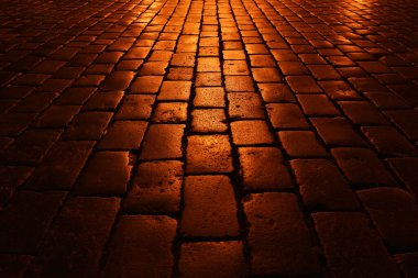 Gece lambalı kaldırım taşları. Taş dokusu.