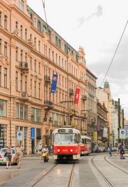 PRAG, CZECH Cumhuriyet - 25 Haziran 2016: Prag Şehir Merkezi. Prag 'daki modern tramvay.