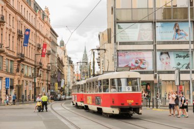 PRAG, CZECH Cumhuriyet - 25 Haziran 2016: Prag Şehir Merkezi. Prag 'daki modern tramvay.