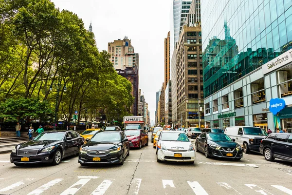 NEW YORK, ABD - 26 Eylül 2018: Manhattan 'da trafik. Gökdelen arkaplanı olan arabalar. New York City, ABD.