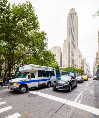 NEW YORK, ABD - 23 Eylül 2018: FIFTH AVENUE (5. Cadde) New York 'un en ünlü caddesidir. 5. Cadde en çok rakipsiz bir alışveriş caddesi olarak bilinir. Manhattan, New York City, ABD.