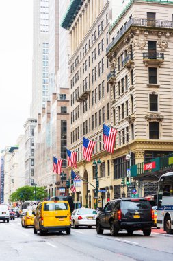 NEW YORK, ABD - 23 Eylül 2018: FIFTH AVENUE (5. Cadde) New York 'un en ünlü caddesidir. 5. Cadde en çok rakipsiz bir alışveriş caddesi olarak bilinir. Manhattan, New York City, ABD.