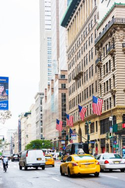 NEW YORK, ABD - 23 Eylül 2018: FIFTH AVENUE (5. Cadde) New York 'un en ünlü caddesidir. 5. Cadde en çok rakipsiz bir alışveriş caddesi olarak bilinir. Manhattan, New York City, ABD.