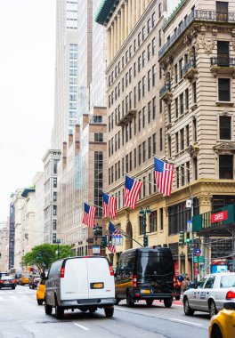 NEW YORK, ABD - 23 Eylül 2018: FIFTH AVENUE (5. Cadde) New York 'un en ünlü caddesidir. 5. Cadde en çok rakipsiz bir alışveriş caddesi olarak bilinir. Manhattan, New York City, ABD.
