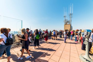 NEW YORK, ABD - 29 Eylül 2018: Top of the Rock (Rockefeller Center) Gözlem Güvertesi. Manhattan 'ı Top of The Rock' tan izleyen ziyaretçiler. 360 derece New York manzaralı. Manhattan, New York. ABD.