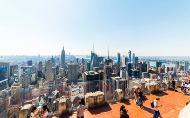 NEW YORK, ABD - 29 Eylül 2018: Top of the Rock (Rockefeller Center) Gözlem Güvertesi. Manhattan 'ı Top of The Rock' tan izleyen ziyaretçiler. 360 derece New York manzaralı. Manhattan, New York. ABD.