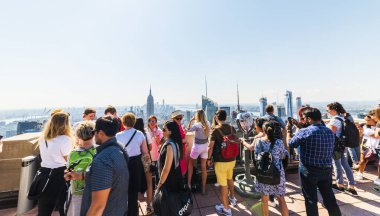 NEW YORK, ABD - 29 Eylül 2018: Top of the Rock (Rockefeller Center) Gözlem Güvertesi. Manhattan 'ı Top of The Rock' tan izleyen ziyaretçiler. 360 derece New York manzaralı. Manhattan, New York. ABD.