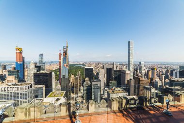 NEW YORK, ABD - 29 Eylül 2018: Top of the Rock (Rockefeller Center) Gözlem Güvertesi. Manhattan 'ı Top of The Rock' tan izleyen ziyaretçiler. 360 derece New York manzaralı. Manhattan, New York. ABD.
